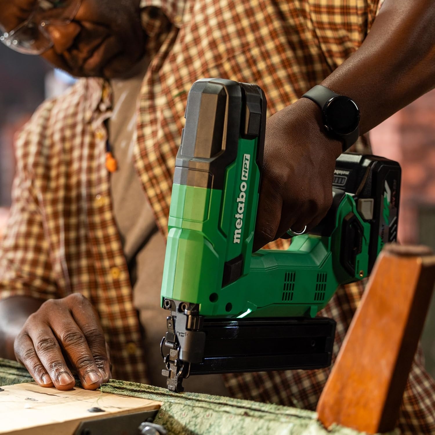 Metabo HPT 18V MultiVolt Cordless Narrow Crown Stapler Kit, 18 Gauge 1-1/2″ Stapler with Power Tool 2.0Ah Lithium Ion Battery, Drives 1/2″ to 1-1/2″ Staples, 5-Year Warranty, N1804DB